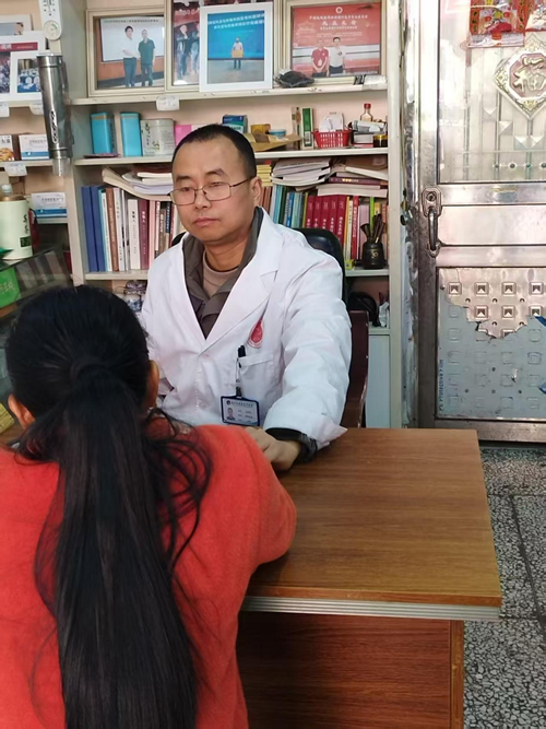 特写丨烟火深处的“白大褂”(图2)