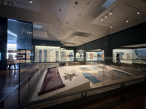 旗帜小记者走进清华大学艺术博物馆——探秘织绣与家具里的东方美学(图2) 旗帜小记者走进清华大学艺术博物馆——探秘织绣与家具里的东方美学(图2)