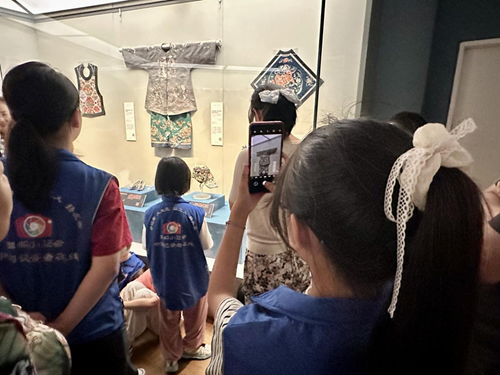 旗帜小记者走进清华大学艺术博物馆——探秘织绣与家具里的东方美学(图3) 旗帜小记者走进清华大学艺术博物馆——探秘织绣与家具里的东方美学(图3)