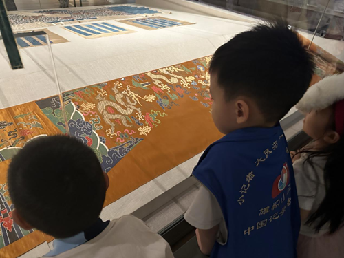 旗帜小记者走进清华大学艺术博物馆——探秘织绣与家具里的东方美学(图4) 旗帜小记者走进清华大学艺术博物馆——探秘织绣与家具里的东方美学(图4)