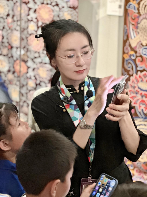 旗帜小记者走进清华大学艺术博物馆——探秘织绣与家具里的东方美学(图5) 旗帜小记者走进清华大学艺术博物馆——探秘织绣与家具里的东方美学(图5)