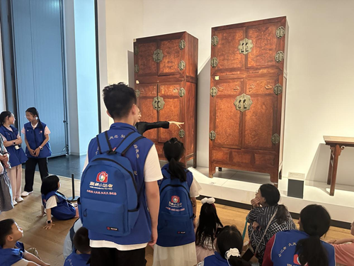 旗帜小记者走进清华大学艺术博物馆——探秘织绣与家具里的东方美学(图7) 旗帜小记者走进清华大学艺术博物馆——探秘织绣与家具里的东方美学(图7)