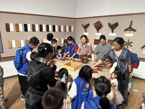 旗帜小记者走进清华大学艺术博物馆——探秘织绣与家具里的东方美学(图8) 旗帜小记者走进清华大学艺术博物馆——探秘织绣与家具里的东方美学(图8)