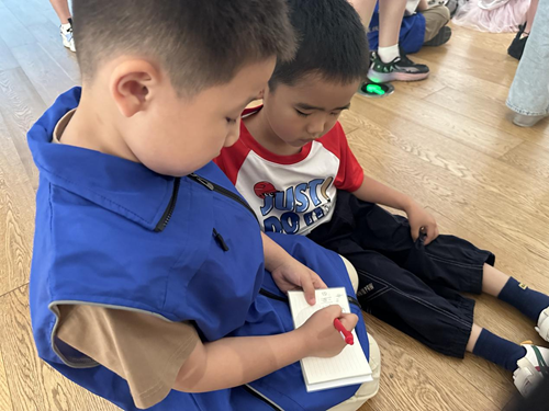 旗帜小记者走进清华大学艺术博物馆——探秘织绣与家具里的东方美学(图12) 旗帜小记者走进清华大学艺术博物馆——探秘织绣与家具里的东方美学(图12)