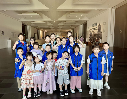 旗帜小记者走进清华大学艺术博物馆——探秘织绣与家具里的东方美学(图13) 旗帜小记者走进清华大学艺术博物馆——探秘织绣与家具里的东方美学(图13)