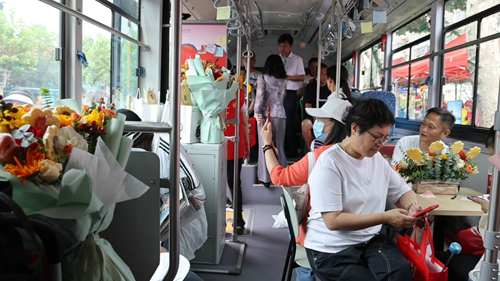 山东省枣庄市：公交变身“爱心助考驿站”(图2)