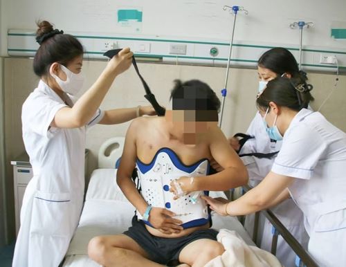 仁心妙手铸医魂  真情守护暖渭北——富平朱老二骨伤医院关节科获12345平台实名表扬背后的匠心与温度(图4)