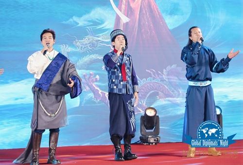 贵州布依族音乐唱作人龙智祥亮相全球外交官中国文化之夜(图1)