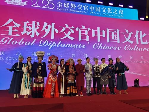 贵州布依族音乐唱作人龙智祥亮相全球外交官中国文化之夜(图5)