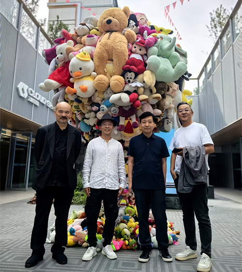 向上·向上雕塑展宋庄启幕 吴梁焰“红领少年”解码符号与生命力量(图5)