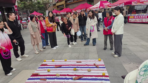 睦邻相伴情暖重阳,清风廉意沁润民心--湘民社区成功举办重阳节主题活动暨城市美育节公益市集(图1) 睦邻相伴情暖重阳,清风廉意沁润民心--湘民社区成功举办重阳节主题活动暨城市美育节公益市集(图1)